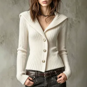 Eleganter cremefarbener Rippstrick-Cardigan mit Schalkragen und edlen Goldknöpfen