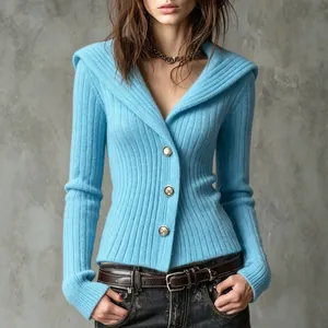Eleganter hellblauer Rippstrick-Cardigan mit V-Ausschnitt und goldenen Knöpfen