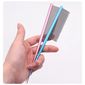 Détail de peignes à queue pour animaux en acier inoxydable de couleur rose et bleue