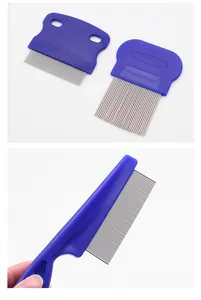 Vista dettagliata di pettini antipulci blu in acciaio inox con denti molto fitti