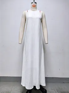 Gros plan sur une robe longue blanche sans manches en tissu gaufré effet soie glacée.