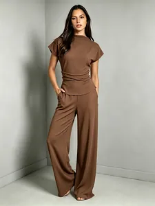Élégant ensemble de détente marron en maille côtelée avec haut à manches courtes et pantalon large