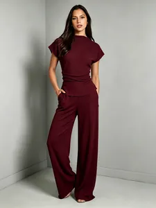 Ensemble homewear chic bordeaux avec haut côtelé à manches courtes et pantalon large
