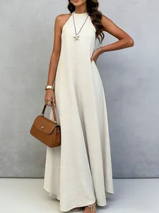 Vue détaillée d'une robe longue sans manches crème avec texture froissée et col licou