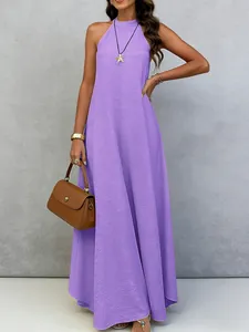 Robe longue violette élégante en soie glacée froissée, coupe ample pour les vacances d'été.