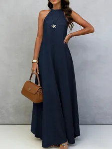 Détail de la robe maxi sans manches bleu marine en tissu texturé effet froissé