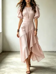 Elegantes rosa Midikleid mit Laternenärmeln und einem stylischen asymmetrischen Rüschensaum