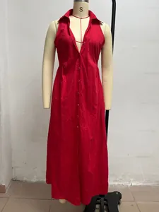 Vestito lungo rosso senza maniche con colletto esposto su un manichino