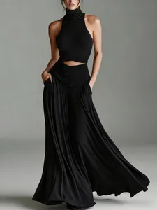 Κομψό σετ δύο τεμαχίων με αμάνικο crop top με ζιβάγκο και μακριά φούστα σε μαύρο χρώμα