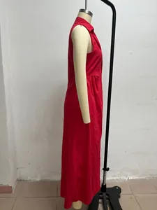 Dettaglio del profilo laterale di un abito lungo rosso senza maniche con colletto su manichino.
