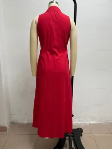 Vista posteriore dettagliata di un abito lungo rosso senza maniche con colletto su manichino