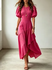 Detailansicht des asymmetrischen Rüschensaums an diesem eleganten pinkfarbenen Midikleid