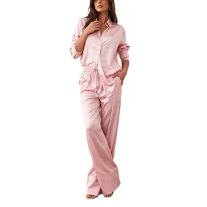 Elegante conjunto de dos piezas en satén rosa con camisa de manga larga y pantalón ancho