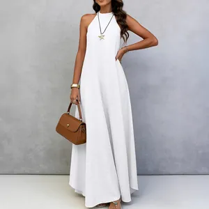 Robe longue blanche élégante sans manches avec col licou et texture gaufrée pour les vacances.