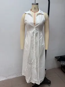 Abito lungo bianco senza maniche con abbottonatura e revers su un manichino sartoriale