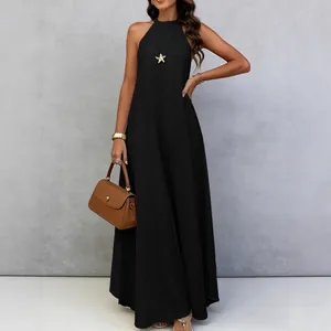 Élégante robe longue d'été sans manches en soie glacée froissée noire pour les vacances