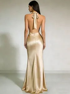 Detail van een champagne goud satijnen avondjurk met halter nek en open rug design