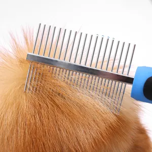 Professioneller doppelseitiger Edelstahl-Tierpflegekamm für Hunde und Katzen auf Fell