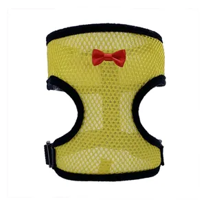 Arnés tipo chaleco de malla transpirable amarillo con un bonito lazo rojo para perros