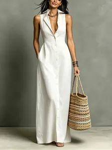 Elegante abito lungo bianco senza maniche con colletto e bottoni chic sul davanti