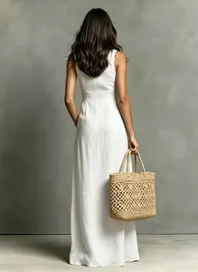 Vista posteriore dettagliata di un abito lungo estivo bianco smanicato minimalista da donna