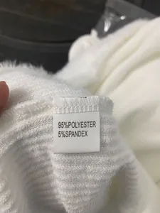 Close-up van het waslabel met 95% polyester en 5% spandex materiaal samenstelling