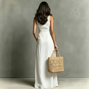 Elegante abito lungo bianco estivo senza maniche da donna mostrato in una vista posteriore