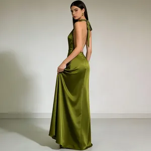 Elegante olijfgroene satijnen avondjurk met halternek en open rug voor formele feesten