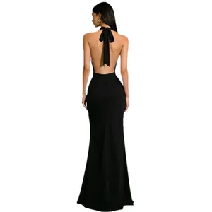 Elegante zwarte satijnen avondjurk met blote rug en halter voor feestjes en bruidsmeisjes.