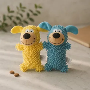 Primer plano de juguetes de peluche para perros amarillos y azules con sonido chirriante