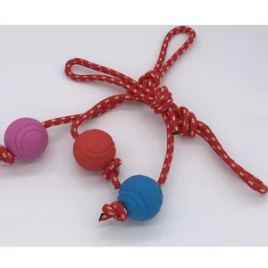 Vue détaillée d'un jouet en corde pour chien avec trois balles en caoutchouc colorées
