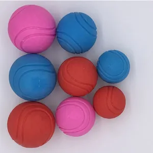 Gros plan sur des balles en caoutchouc solide pour animaux avec surface texturée