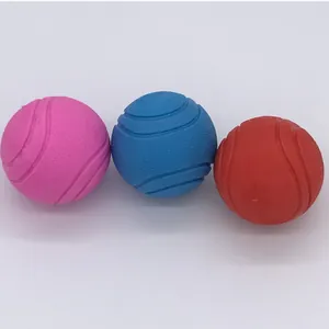 Lot de trois balles pour chiens en caoutchouc plein texturé, coloris rose, bleu et rouge