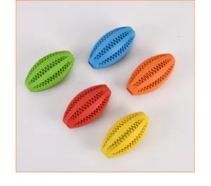 Gros plan de cinq jouets pour chiens en caoutchouc durable colorés pour la dentition et friandises