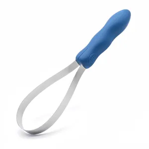 Lama per strigliatura animali in acciaio inox a doppia faccia con manico blu.