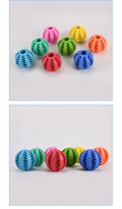 Lot de balles en caoutchouc colorées pour chiens, distributrices de friandises et soins.
