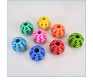 Vue détaillée de balles à mâcher colorées en caoutchouc pour chiens avec texture