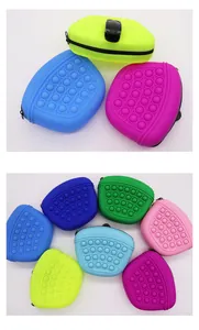 Vue détaillée de diverses pochettes à friandises pour chiens en silicone pop-it colorées.