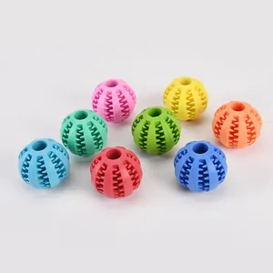 Balles multicolores en caoutchouc pour chiens, distributrices de friandises.