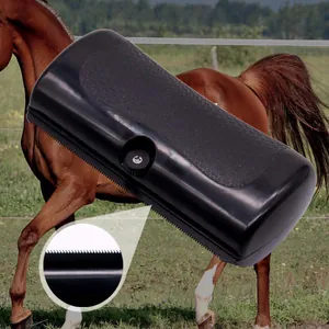Grattoir à sueur professionnel et peigne de mue pour le toilettage et le nettoyage des chevaux.