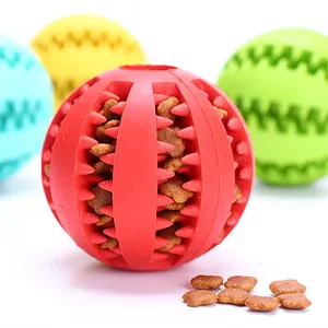 Balle de jouet durable pour chien en caoutchouc rouge pour distribution nourriture.