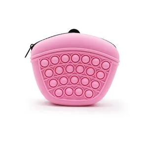 Pochette en silicone rose pour friandises de chien avec design pop-it pour dressage