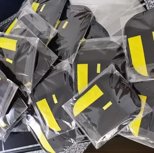 In Mengen verpackte schwarz-gelbe Tierhaarentfernungshandschuhe im Detail