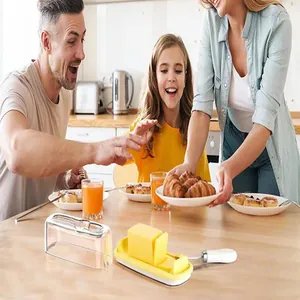 Boîte de conservation de beurre avec couvercle et coupeur dans une cuisine familiale.
