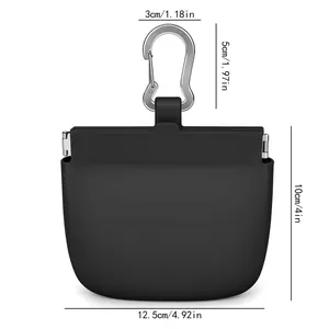 Dimensions détaillées du sac d'entraînement en silicone noir pour animaux avec mousqueton.
