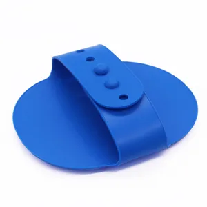 Blaue Silikon-Haustier-Badebürste mit verstellbarem Riemen für Hunde- und Katzenmassage