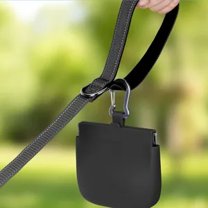 Sac à friandises noir en silicone pour chien avec clip pour l'entraînement et marche.