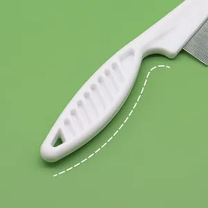 Nahaufnahme eines Flohkamms für Haustiere mit weißem ergonomischem Griff und Stahlzinken