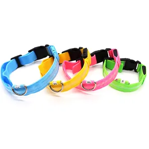 Colliers LED pour chiens en plusieurs couleurs et tailles pour la sécurité nocturne.