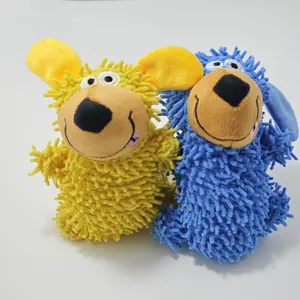 Vista detallada de peluches para perros amarillos y azules con textura suave